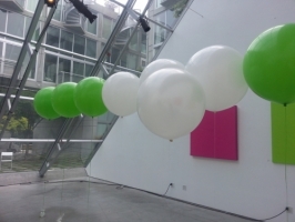 Perfectly round giant balloons