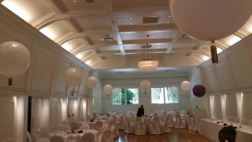 A wedding classy with white round balloons